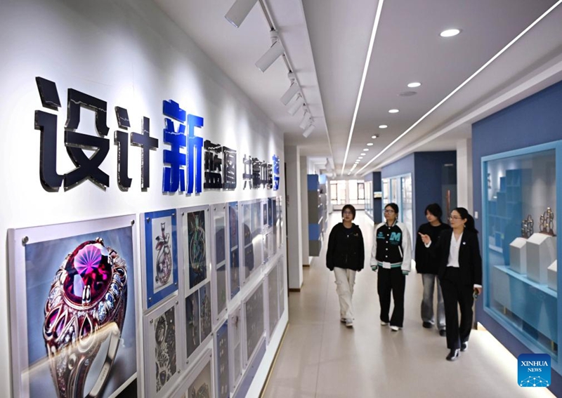 Masomo mbalimbali yawasaidia wanafunzi kujenga uwezo wa kupata ufundi wa shughuli za vito za kisasa mkoani Shandong, China