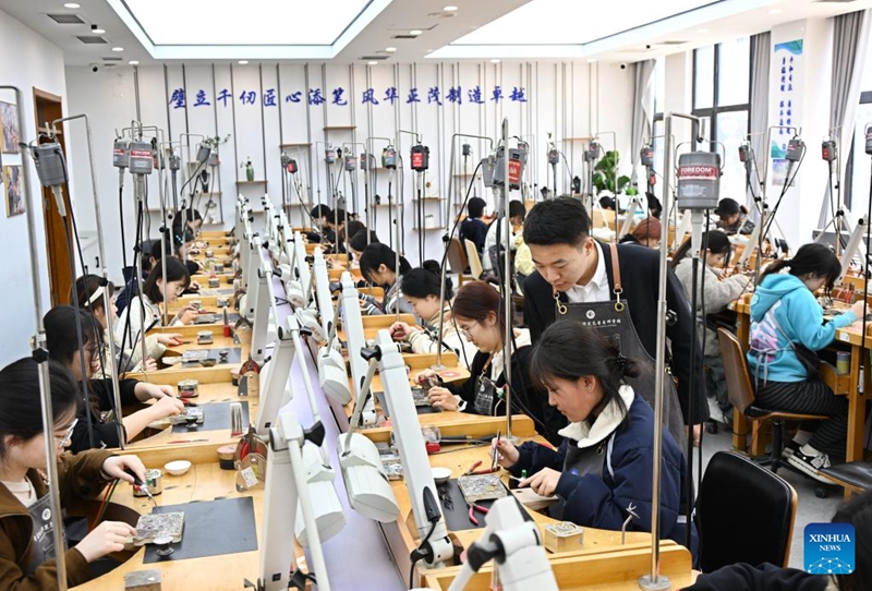 Masomo mbalimbali yawasaidia wanafunzi kujenga uwezo wa kupata ufundi wa shughuli za vito za kisasa mkoani Shandong, China