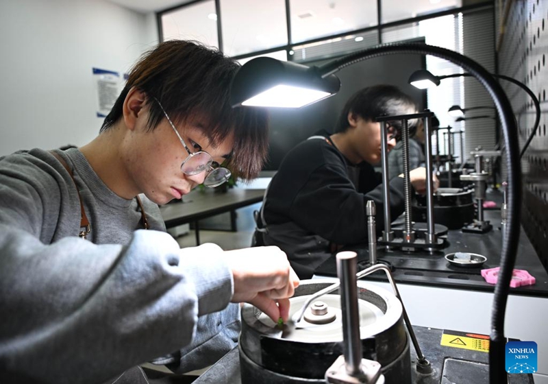 Masomo mbalimbali yawasaidia wanafunzi kujenga uwezo wa kupata ufundi wa shughuli za vito za kisasa mkoani Shandong, China