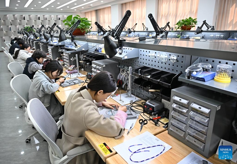 Masomo mbalimbali yawasaidia wanafunzi kujenga uwezo wa kupata ufundi wa shughuli za vito za kisasa mkoani Shandong, China