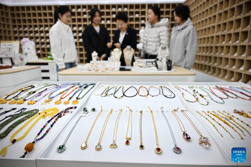 Masomo mbalimbali yawasaidia wanafunzi kujenga uwezo wa kupata ufundi wa shughuli za vito za kisasa mkoani Shandong, China