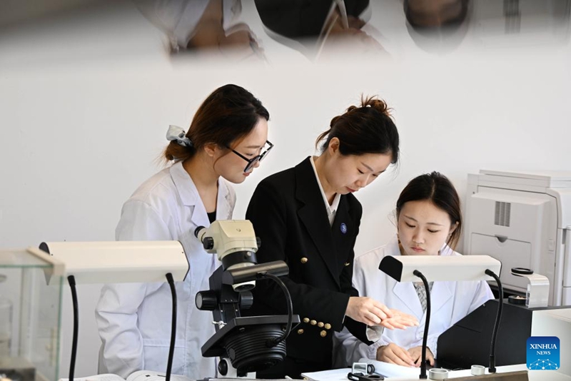 Masomo mbalimbali yawasaidia wanafunzi kujenga uwezo wa kupata ufundi wa shughuli za vito za kisasa mkoani Shandong, China