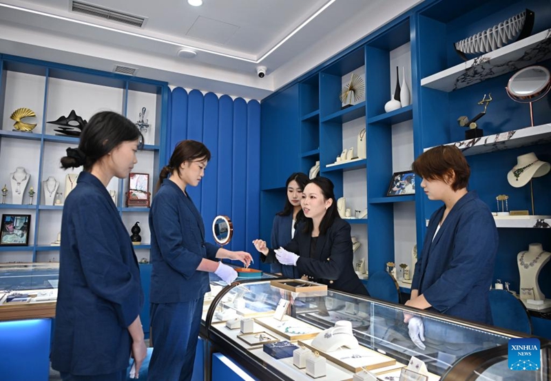 Masomo mbalimbali yawasaidia wanafunzi kujenga uwezo wa kupata ufundi wa shughuli za vito za kisasa mkoani Shandong, China