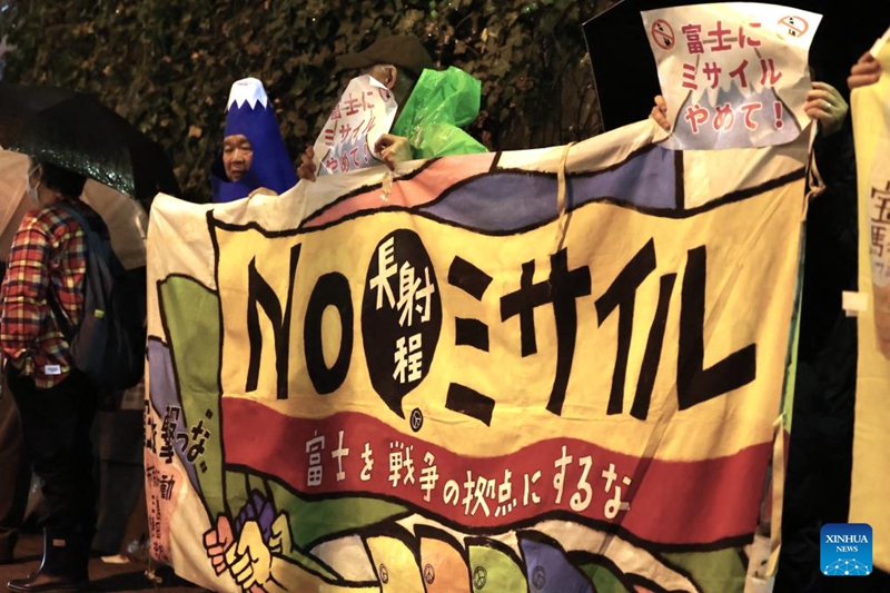 Wakazi wakiandamana kupinga hatua ya serikali ya Japan ya kuweka makombora ya masafa marefu yenye uwezo wa kujibu mashambulizi katika maeneo ya Kumamoto na Shizuoka, Tokyo, Japan, Machi 31, 2026. (Xinhua/Yue Chenxing)