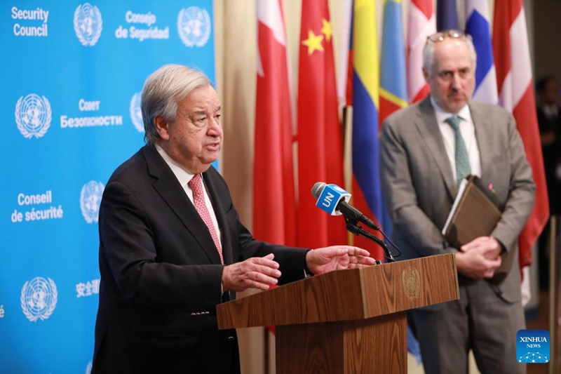 Katibu Mkuu wa Umoja wa Mataifa Antonio Guterres (kushoto) akizungumza na waandishi wa habari kwenye makao makuu ya Umoja wa Mataifa jijini New York, Aprili 2, 2026. (Xinhua/Xie E)