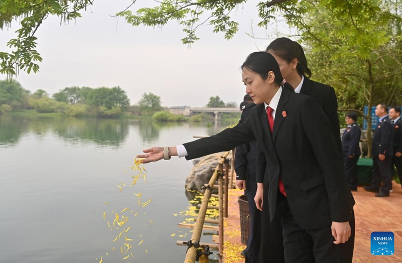 Watu washiriki shughuli mbalimbali za kutoa heshima kwa mashujaa wahanga kabla ya Siku ya Qingming ya China