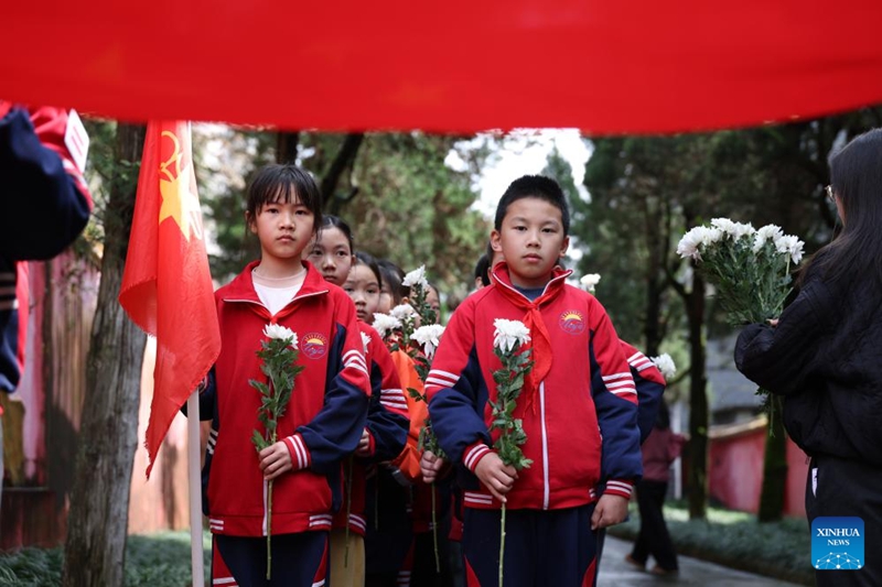 Watu washiriki shughuli mbalimbali za kutoa heshima kwa mashujaa wahanga kabla ya Siku ya Qingming ya China