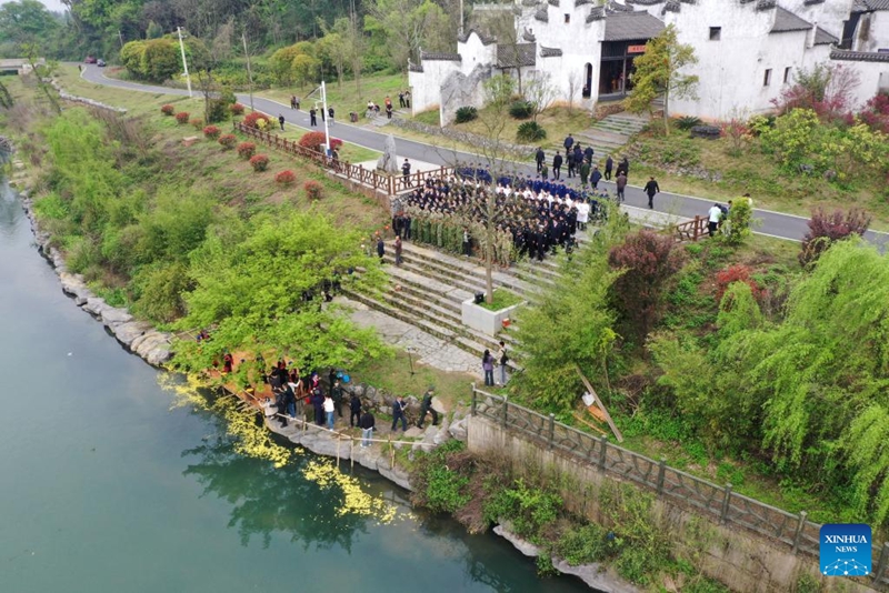 Watu washiriki shughuli mbalimbali za kutoa heshima kwa mashujaa wahanga kabla ya Siku ya Qingming ya China