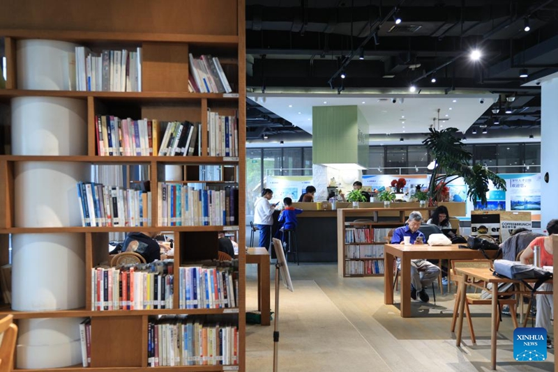 Watalii wakisoma na kufurahia chakula kwenye baa ya vitabu ya bustani ya vipaji ya Shenzhen, Shenzhen, Mkoa wa Guangdong, kusini mwa China, Aprili 1, 2026. (Xinhua/Mao Siqian)