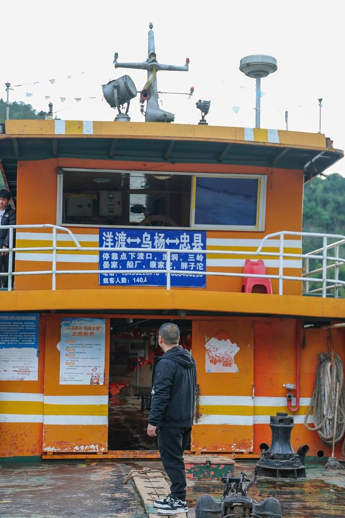 Qin Dayi akitazama nyuma kumtazama “rafiki yake wa zamani” feri ya “Yuzhongke 2180” baada ya kumaliza kuisafisha, Machi 30, 2026. (Picha na Xinhua)