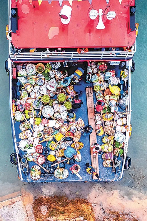 Feri mpya ya “Yuzhongke 2180” ikiwa imebeba matunda na mboga freshi za majani kwenye Gati la San Tiao Ling, Wilaya ya Zhongxian, Machi 31. (Picha na Zheng Yu, Chongqing Daily)