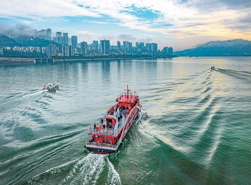 Safari ya kwanza ya feri mpya ya “Yuzhongke 2180” ikikaribia kituo cha mwisho kwenye gati ya Xishan, Machi 31. (Picha na Zheng Yu, Chongqing Daily)