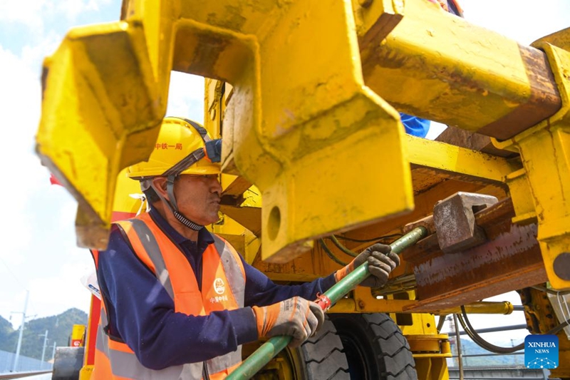 Ujenzi wa Reli ya mwendo kasi ya Chongqing-Wanzhou waingia hatua ya kutandaza njia za reli