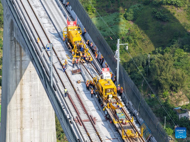 Ujenzi wa Reli ya mwendo kasi ya Chongqing-Wanzhou waingia hatua ya kutandaza njia za reli