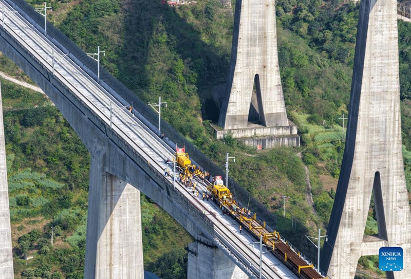 Ujenzi wa Reli ya mwendo kasi ya Chongqing-Wanzhou waingia hatua ya kutandaza njia za reli
