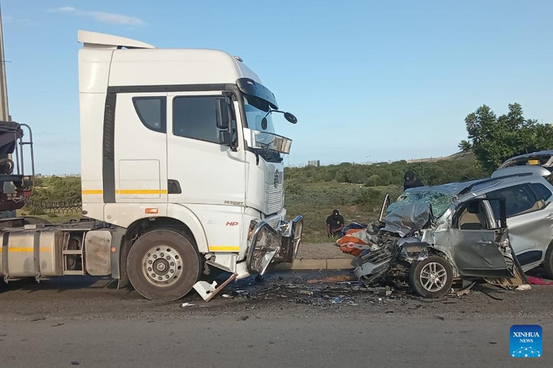 Picha hii iliyopigwa Aprili 5, 2026 ikionyesha ajali barabarani  ya kugongana kati ya gari dogo aina ya SUV na lori,  huko Gqeberha, Rasi ya Mashariki, Afrika Kusini. (Idara ya Uchukuzi ya Jimbo la Rasi ya Mashariki/kupitia Xinhua)
