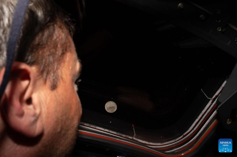 Mwanaanga wa NASA Reid Wiseman akitazama nje kupitia moja ya madirisha makuu ya chumba cha chombo cha anga ya juu cha Orion akiwa Mwezini, Aprili 6, 2026. (NASA/kupitia Xinhua)