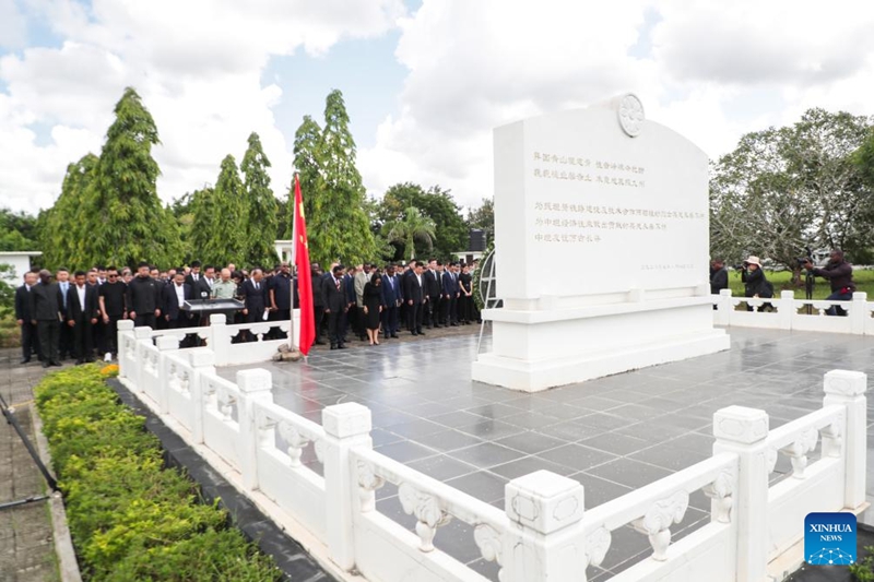 Washiriki wakikaa kimya kwa kutoa heshima mbele ya makaburi ya wataalamu wa China kwenye shughuli ya pamoja ya kuwakumbuka jijini Dar es Salaam, Tanzania, Aprili 4, 2026. (Xinhua/Emmanuel Herman)