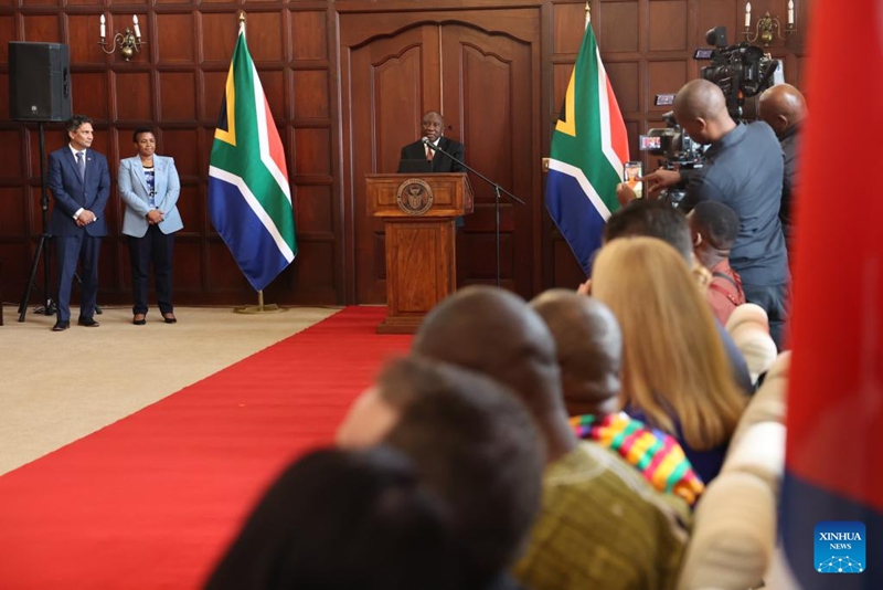 Rais Cyril Ramaphosa wa Afrika Kusini akizungumza wakati akihutubia wanadiplomasia waliowasilisha barua za utambulisho wa wakuu wapya wa misheni walioteuliwa nchini Afrika Kusini kwenye jumba la wageni wa rais, Pretoria, Afrika Kusini, Aprili 8, 2026. (GCIS/kupitia Xinhua)