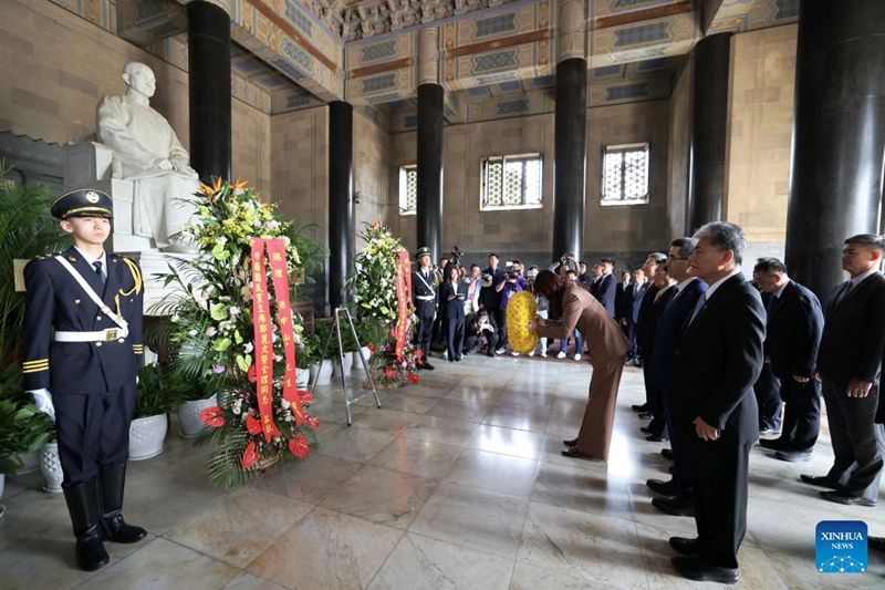 Cheng Li-wun, mwenyekiti wa chama cha Kuomintang (KMT), akiongoza ujumbe wa KMT kutoa heshima katika Kaburi la Sun Yat-sen, Nanjing, Mkoa wa Jiangsu, mashariki mwa China, Aprili 8, 2026. (Xinhua/Xing Guangli)
