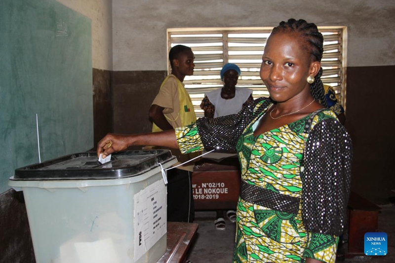 Mpiga kura akipiga kura yake kwenye kituo cha kupigia kura mjini Cotonou, Benin, Aprili 12, 2026. (Picha na Seraphin Zounyekpe/Xinhua)