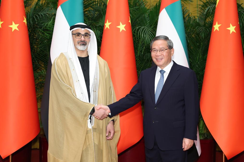 Waziri Mkuu wa China Li Qiang akifanya mazungumzo na Sheikh Khaled bin Mohamed bin Zayed Al Nahyan, Mwana Mfalme wa Abu Dhabi, Falme za Kiarabu (UAE), kwenye Jumba la Mikutano ya Umma la Beijing, China, Aprili 13, 2026. (Xinhua/Huang Jingwen)