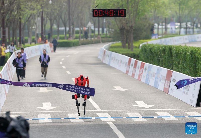 Roboti ya muundo wa binadamu yaipita rekodi ya mbio za nusu marathon duniani ya binadamu mjini Beijing