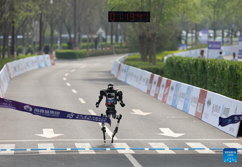 Roboti ya muundo wa binadamu yaipita rekodi ya mbio za nusu marathon duniani ya binadamu mjini Beijing