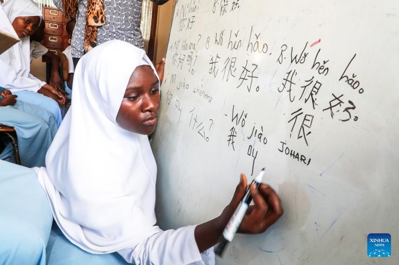 Mwanafunzi akiandika ubaoni kwenye darasa la lugha ya Kichina katika Shule ya Sekondari ya Zanaki jijini Dar es Salaam, Tanzania, Aprili 15, 2026. (Xinhua/Emmanuel Herman)