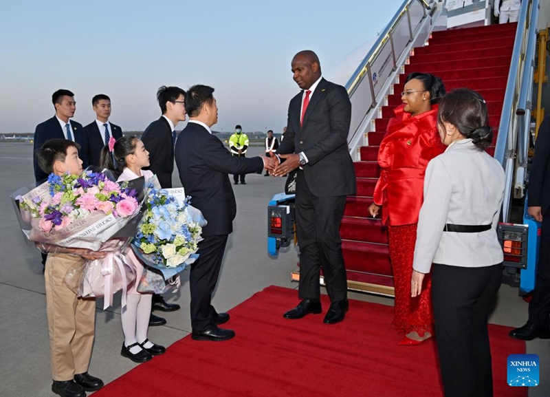 Rais wa Jamhuri ya Msumbiji Daniel Francisco Chapo akiwasili Beijing, mji mkuu wa China, katika ziara yake ya kiserikali, Aprili 20, 2026. (Xinhua/Cai Yang)