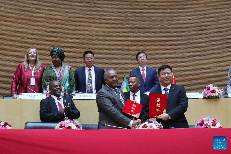 Wageni wakishiriki kwenye hafla ya utiaji saini iliyofanyika katika wakati wa Mkutano wa Kwanza wa Wajasiriamali wa China na Afrika katika makao makuu ya Umoja wa Afrika (AU), Addis Ababa, Ethiopia, Aprili 21, 2026. (Xinhua/Liu Fangqiang)