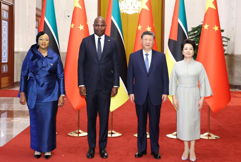 Rais wa China Xi Jinping na mkewe Peng Liyuan wakipiga picha pamoja na Rais wa Jamhuri ya Msumbiji Daniel Francisco Chapo na mkewe Gueta Chapo kabla ya mazungumzo kati ya Xi na Chapo kwenye Jumba la Mikutano ya Umma la Beijing, China, Aprili 21, 2026. (Xinhua/Huang Jingwen)
