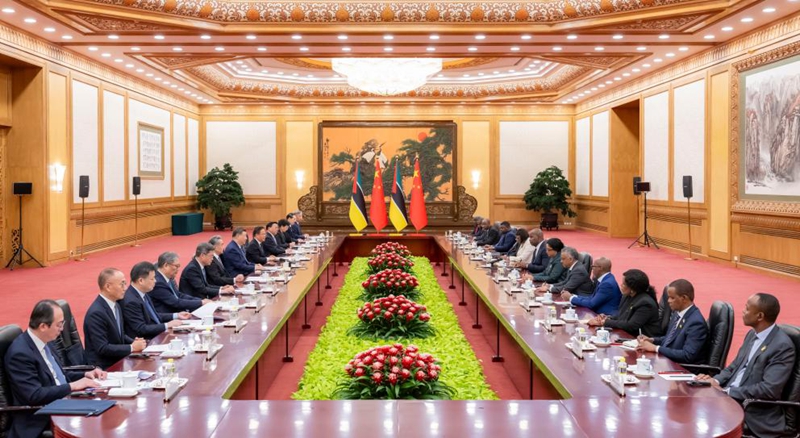 Rais wa China Xi Jinping akifanya mazungumzo na Rais wa Jamhuri ya Msumbiji Daniel Francisco Chapo, ambaye yuko katika ziara ya kiserikali nchini China, kwenye Jumba la Mikutano ya Umma la Beijing, Aprili 21, 2026. (Xinhua/Zhai Jianlan)