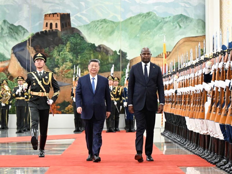 Rais wa China Xi Jinping akifanya hafla ya kumkaribisha Rais wa Jamhuri ya Msumbiji Daniel Francisco Chapo kabla ya mazungumzo yao kwenye Jumba la Mikutano ya Umma la Beijing, Aprili 21, 2026. (Xinhua/Shen Hong)
