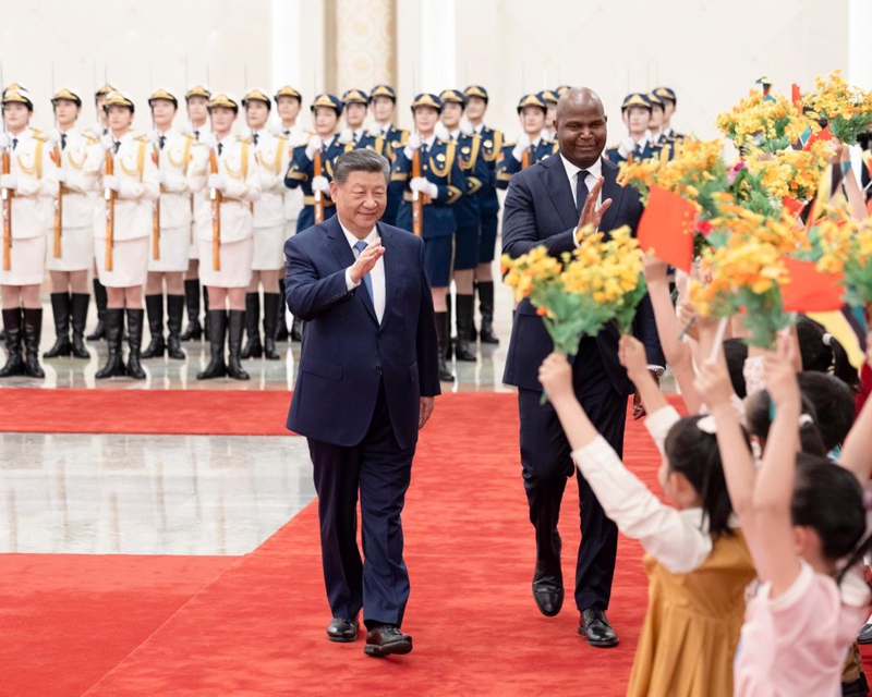 Rais wa China Xi Jinping akifanya hafla ya kumkaribisha Rais wa Jamhuri ya Msumbiji Daniel Francisco Chapo kabla ya mazungumzo yao kwenye Jumba la Mikutano ya Umma la Beijing, Aprili 21, 2026. (Xinhua/Ding Haitao)