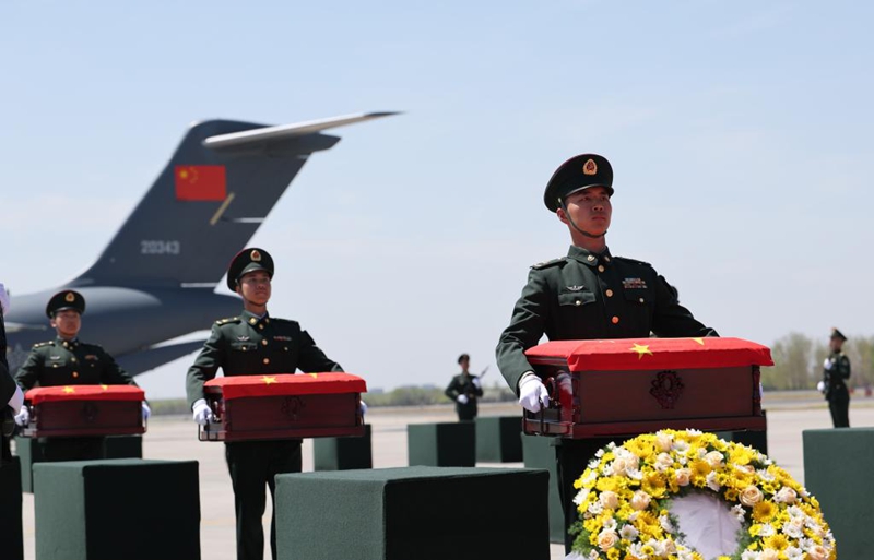 Kikosi cha ulindaji kikisindikiza majeneza yenye mabaki ya askari wahanga wa Jeshi la Kujitolea la Watu wa China (CPV) katika Uwanja wa Ndege wa Kimataifa wa Taoxian, Shenyang, Mkoa wa Liaoning, kaskazini mashariki mwa China, Aprili 22, 2026. (Xinhua/Li Gang)