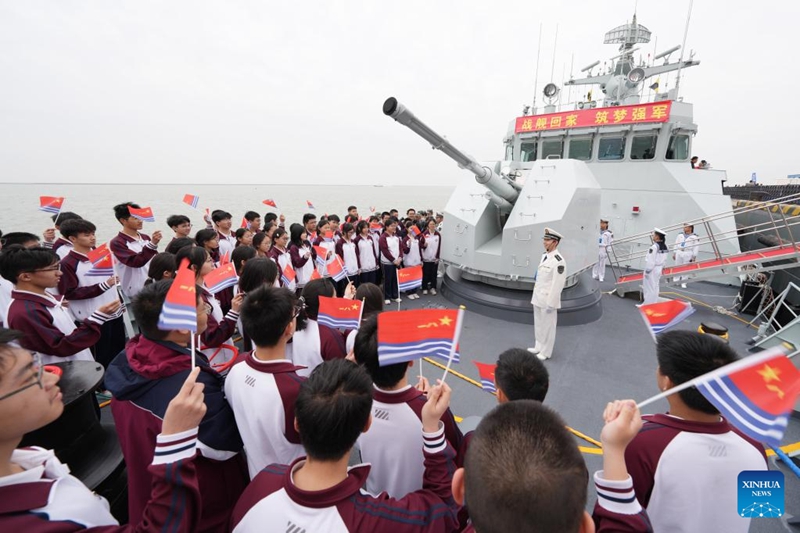Tarehe 21, Aprili, 2026, watu wakishiriki kwenye shughuli ya Siku ya Kufunguliwa kwa umma ya Jeshi la Majini la China huko Dongying, Mkoa wa Shandong wa China. (Xinhua/Wang Guangjie)