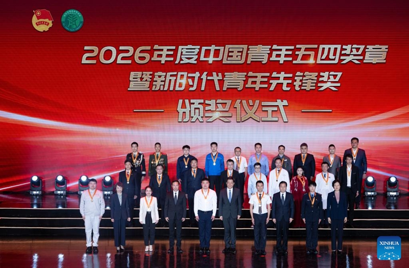 Vijana waliotunukiwa wa Nishani ya Vijana ya Mei Nne ya China 2026  wakipiga picha pamoja kwenye hafla ya kutoa nishani iliyofanyika Beijing, mji mkuu wa China, Aprili 27, 2026. (Xinhua/Cai Yang)