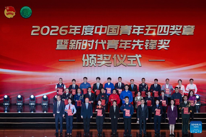 Wajumbe wa mashirika  yaliyopewa Nishani ya Vijana ya Mei Nne ya China 2026 wakipiga picha  kwenye hafla ya kutoa nishani iliyofanyika Beijing, Aprili 27, 2026. (Xinhua/Cai Yang)