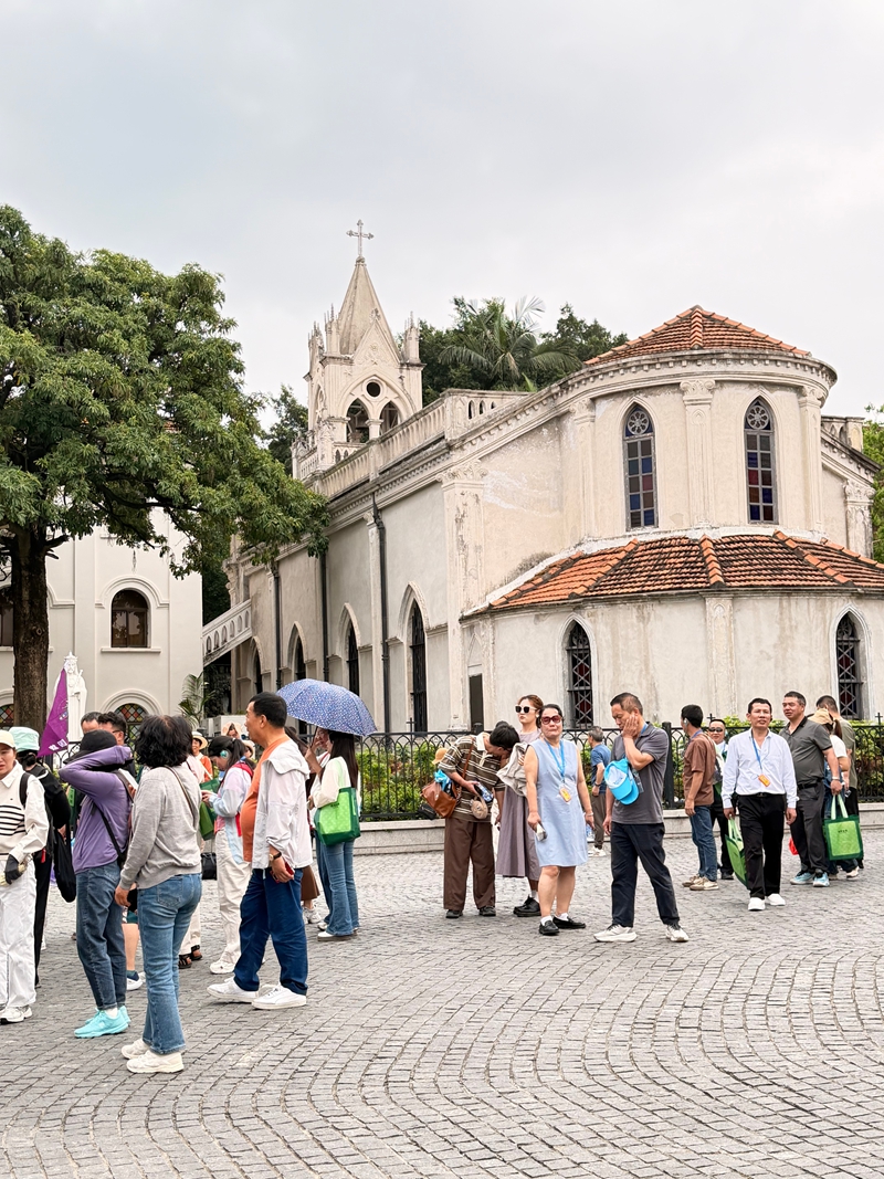 Watalii wakitembelea mandhari ya mitaani katika kisiwa cha Kulangyu, Xiamen, China. (People’s Daily Online)