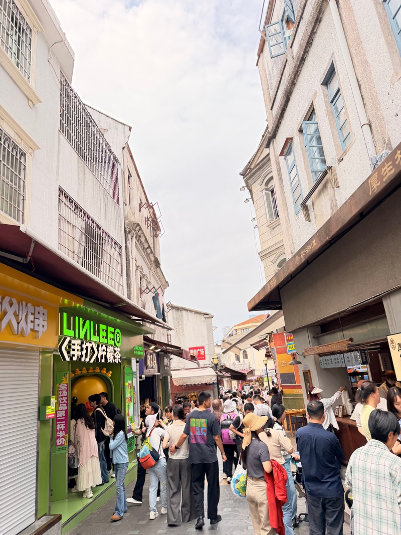 Watalii wakitembelea vichochoro vya Kisiwa cha Kulangyu, Xiamen, China. (People’s Daily Online)