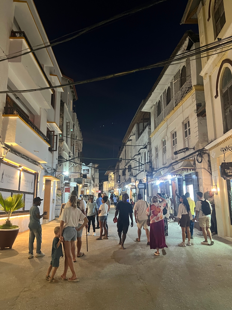 Watalii wakitembelea vichochoro vya mji mkongwe, Zanzibar, Tanzania. (People’s Daily Online)