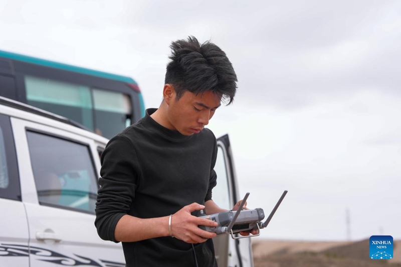 Mfanyakazi akiendesha droni kusafirisha miche ya miti katika bustani moja mjini Lanzhou, Mkoa wa Gansu, kaskazini magharibi mwa China, Aprili 27, 2026. (Xinhua/Lang Bingbing)
