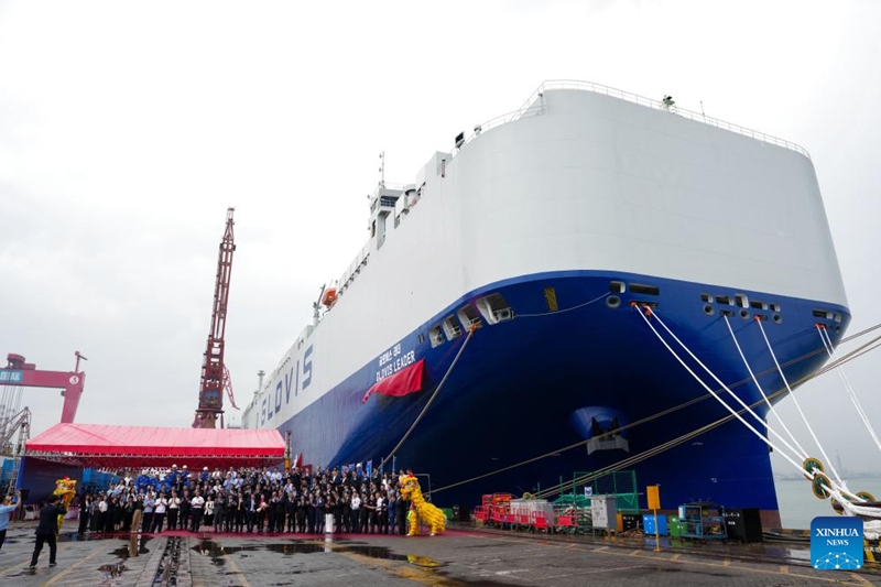 Wageni wakipiga picha ya pamoja kwenye hafla ya kukabidhi meli ya kubeba magari Glovis Leader, mjini Guangzhou, mkoani Guangdong, kusini mwa China, Aprili 28, 2026. (Xinhua/Wu Lu)