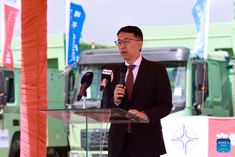 Liu Xiaoguang, konsuli wa Ubalozi wa China nchini Ethiopia, akizungumza kwenye hafla ya kuanza kutumia malori yanayotumia umeme katika sehemu ya ujenzi wa Uwanja wa Ndege wa Kimataifa wa Bishoftu, karibu na mji wa Bishoftu katika jimbo la Oromia la Ethiopia, Aprili 29, 2026. (Xinhua/Geng Xining)