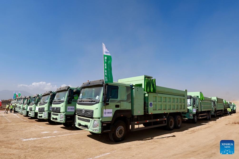 Picha hii iliyopigwa Aprili 29, 2026 ikionyesha malori yanayotumia umeme ya kubeba mizigo mizito kwenye sehemu ya ujenzi wa Uwanja wa Ndege wa Kimataifa wa Bishoftu, karibu na mji wa Bishoftu katika jimbo la Oromia la Ethiopia. (Xinhua/Geng Xinning)
