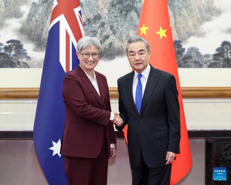 Waziri wa Mambo ya Nje wa China Wang Yi, ambaye pia ni mjumbe wa Ofisi ya Siasa ya Kamati Kuu ya Chama cha Kikomunisti cha China (CPC), akifanya mazungumzo ya nane ya kidiplomasia na kimkakati kati ya China na Australia pamoja na Waziri wa Mambo ya Nje wa Australia Penny Wong, Beijing, mji mkuu wa China, Aprili 29, 2026. (Xinhua/Liu Bin) 