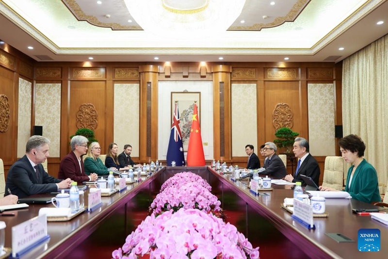 Waziri wa Mambo ya Nje wa China Wang Yi, ambaye pia ni mjumbe wa Ofisi ya Siasa ya Kamati Kuu ya Chama cha Kikomunisti cha China (CPC), akifanya mazungumzo ya nane ya kidiplomasia na kimkakati kati ya China na Australia pamoja na Waziri wa Mambo ya Nje wa Australia Penny Wong, mjini Beijing, mji mkuu wa China, Aprili 29, 2026. (Xinhua/Liu Bin)