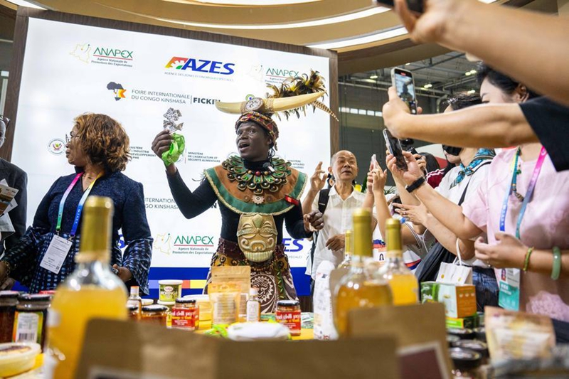Mwonyeshaji (wa pili kushoto) akielezea bidhaa za Afrika kwa wageni wakati wa Maonyesho ya nne ya Uchumi na Biashara kati ya China na Afrika katika Kituo cha Kimataifa cha Mikutano na Maonyesho cha Changsha, mjini Changsha, mkoani Hunan, katikati mwa China, Juni 13, 2025. (Xinhua/Chen Sihan)
