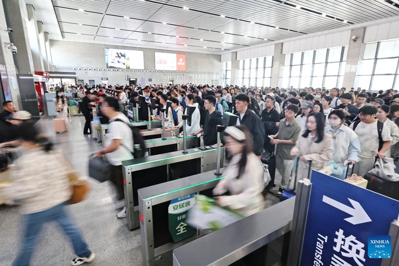 Abiria wakiingia katika Stesheni ya Reli ya Kusini ya Jiaxing, Jiaxing, Mkoa wa Zhejiang, mashariki mwa China, Mei 5, 2026. (Picha na Jin Peng/Xinhua)